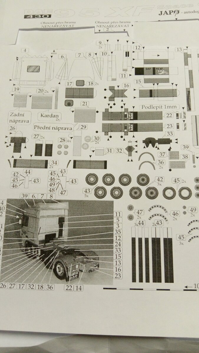 Развертка модели из бумаги DAF 95XF в масштабе 1:100. Личное фото.