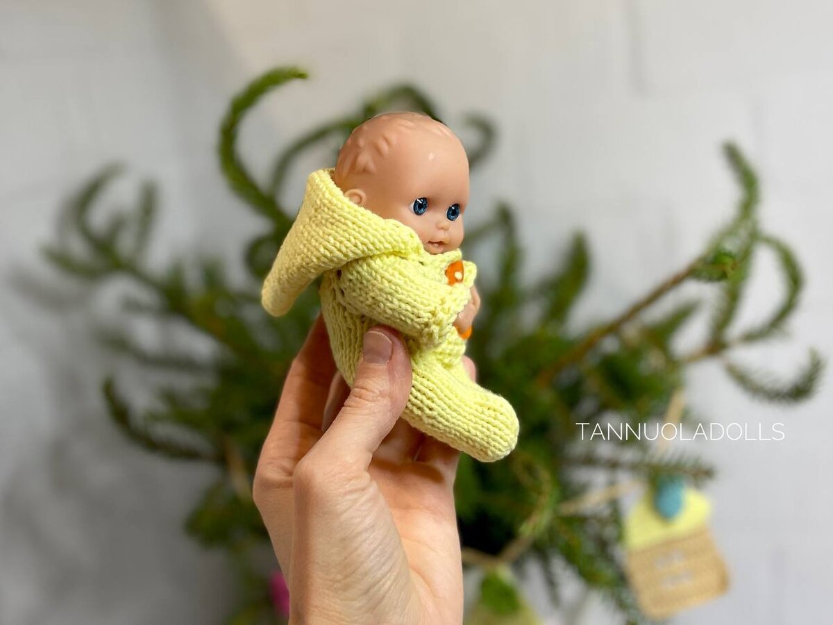 Вязаный комбинезон на куклу 