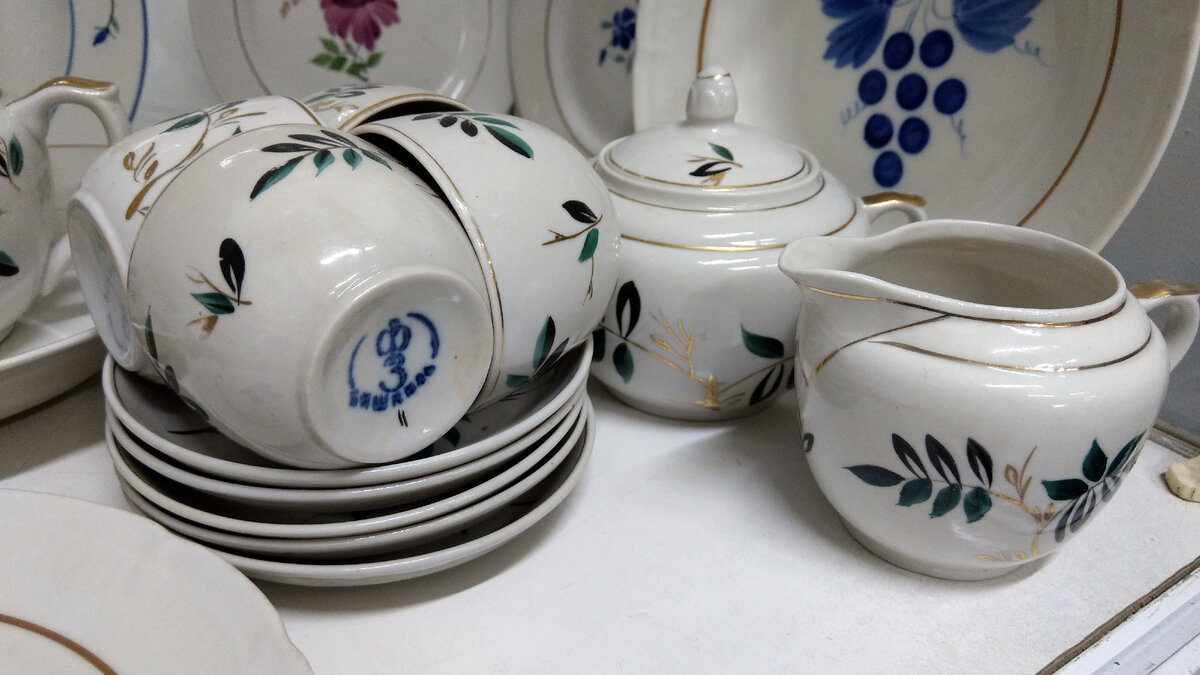 Фарфор завода в Бишкиле (там работало всего 40 человек).