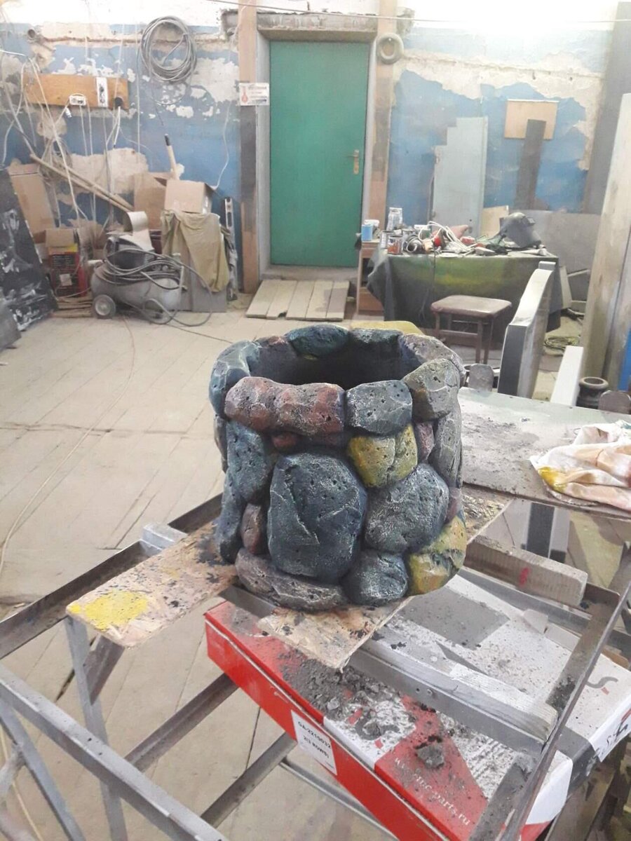 А вот вазон как бы с каменной кладкой, больше конечно похоже на картошку, но это было только начало