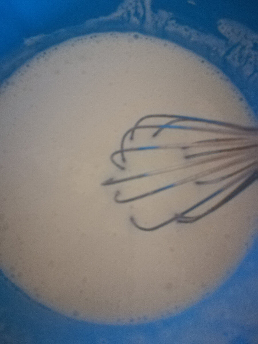 Сметану с сахаром взбиваем