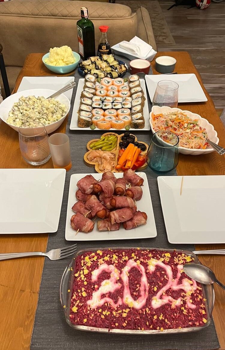 Наш новогодний стол. Хорошо иметь друга-сушиста!