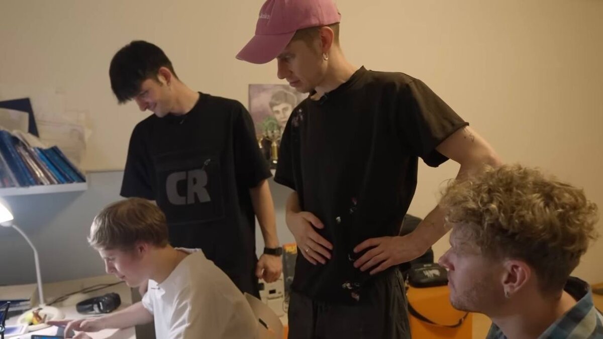 это я показываю своим друзьям новый планшет, который мне на новый год подарил дед мороз (сейчас мы будем играть в Clash of Clans)