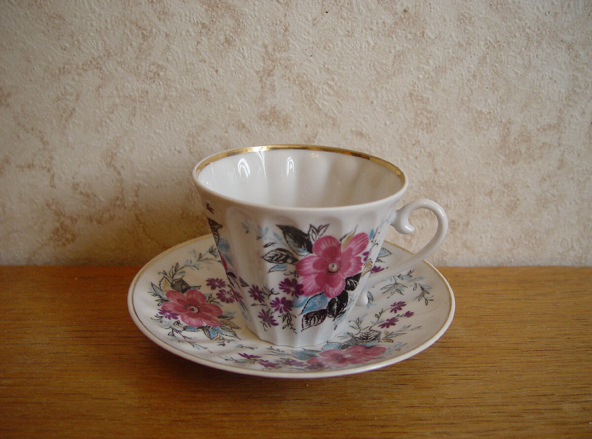 Ешё одно фото той же чашки с блюдцем.