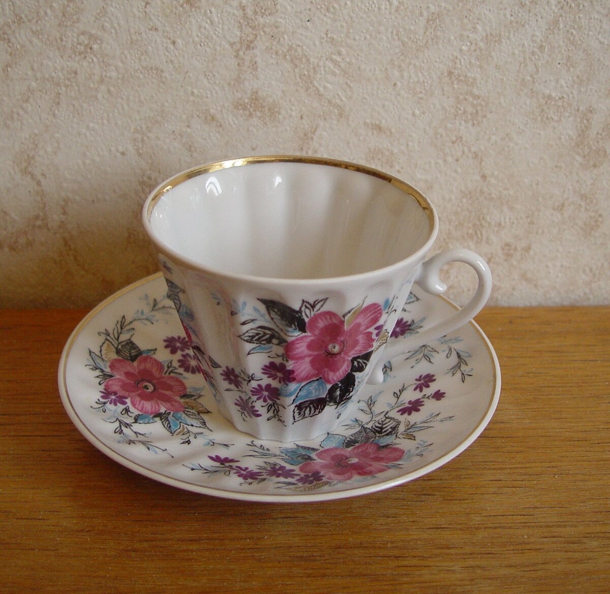 Та самая чашка с блюдцем 1970-х годов с рисунком "Март", оставшаяся одна из трёх. Все рёбра и каннелюры (выемки) акцентированы - имеют чёткие границы и обладают строгой геометрией. ЛФЗ, 1с., 13 гр. Листайте галерею вправо.