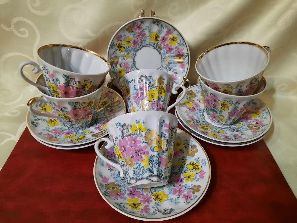 Рисунок "Полевые цветы" на форме "Лучистая". Выполнена в той же эстетике, что и "Март". Шелкография. Листайте галерею вправо.