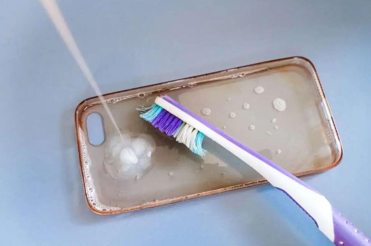    Прозрачный чехол для Айфона требует особого ухода