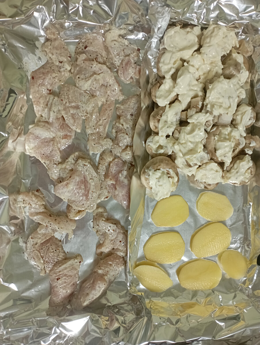 Запекала курицу для Цезаря , грибы и немного картошки.