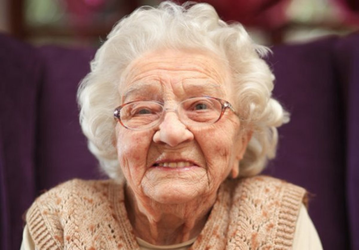 Grandma girl. Пожилая женщина. Бабушка улыбается. Старушка с кудряшками. Пожилая женщина улыбается.