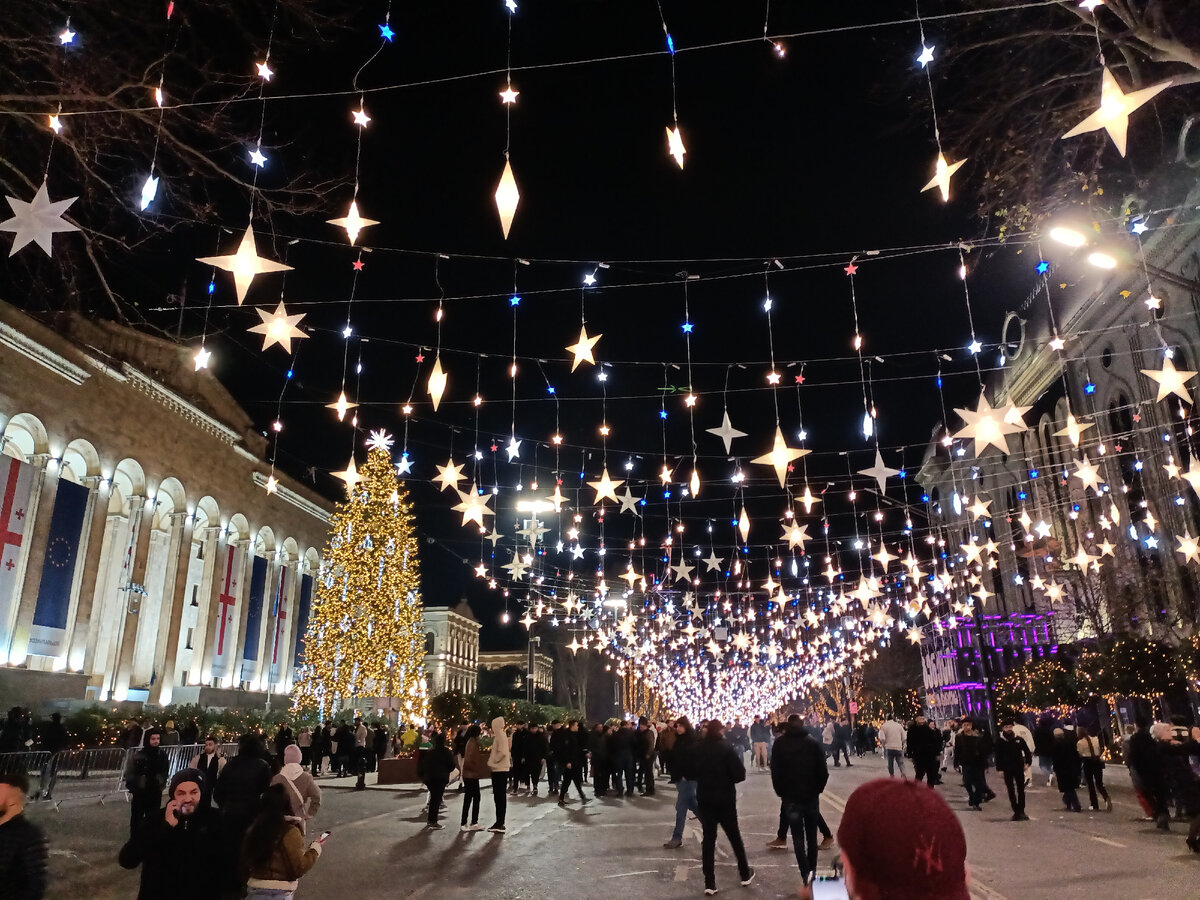 Проспект Руставели перекрыт и превратился в огромную пешеходную зону