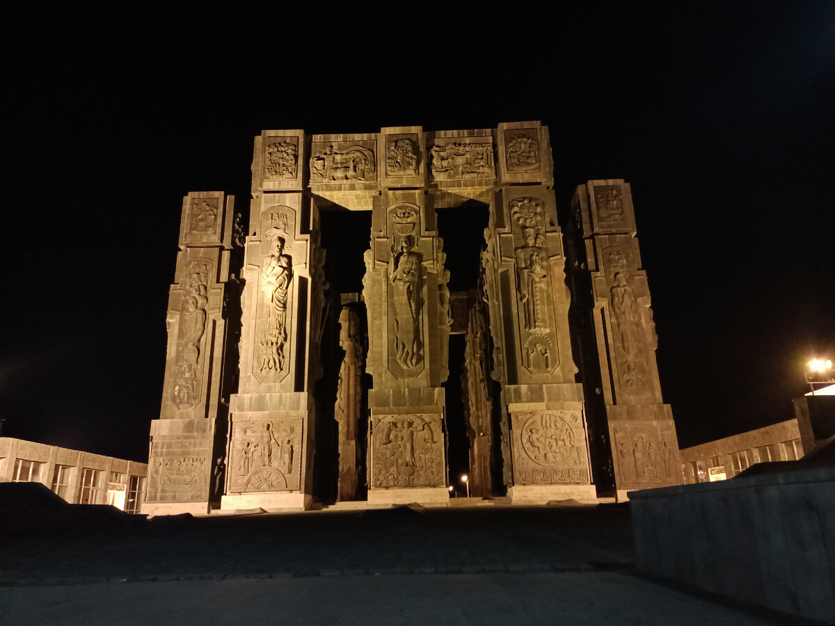 В темное время суток мемориал подсвечивается 