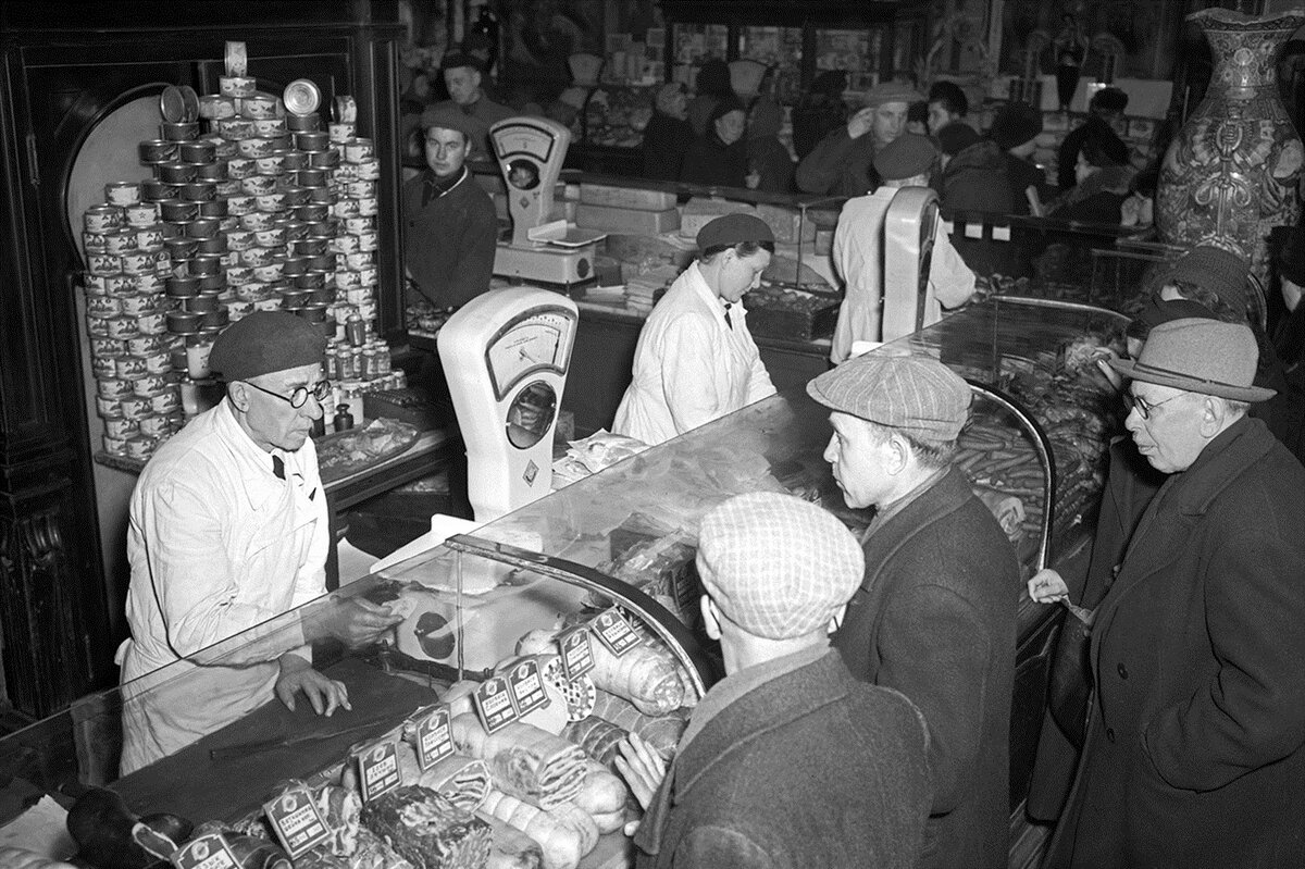 Елисеевский гастроном 70-е годы. Но и в других гастрономах в этих городах в 70-х было почти  также.