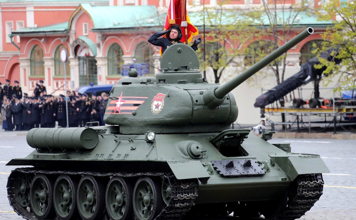 Т 34 победы. Танк т-34 на параде Победы. Т34-85 танк Победы. Танк т-34 на параде в Москве. Танк т-34 на красной площади.
