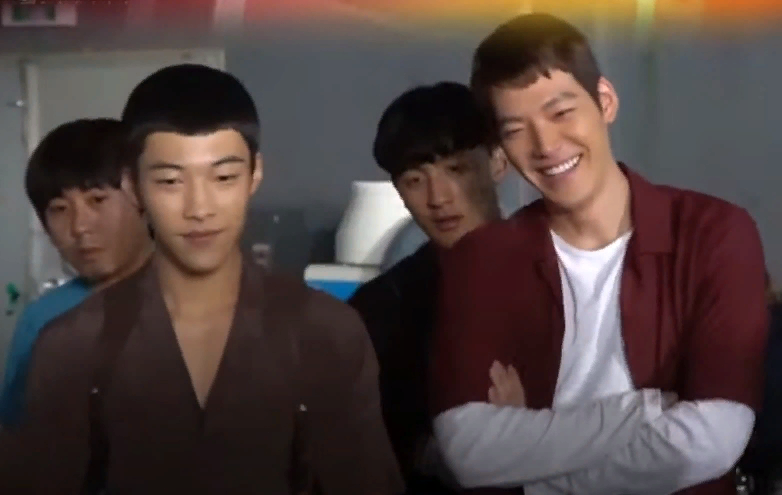 Отсматривают готовый материал.