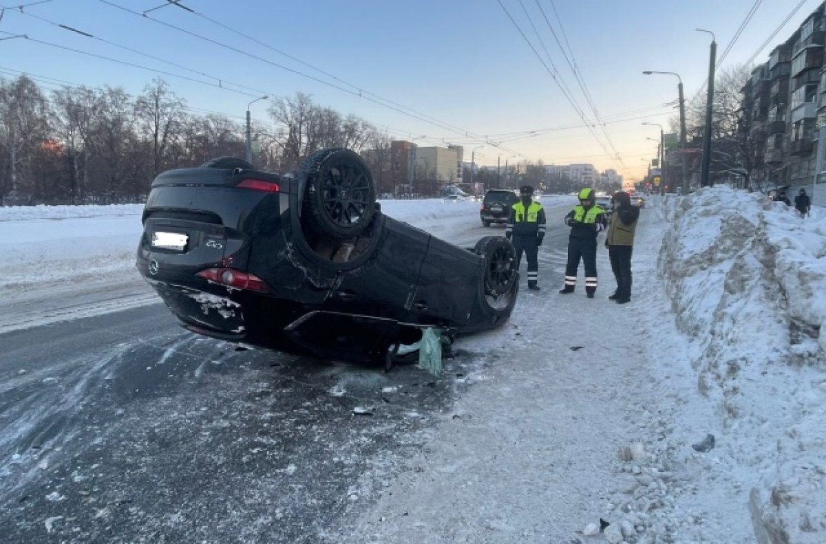   Автомобиль наехал на снежный вал и опрокинулся в Челябинске