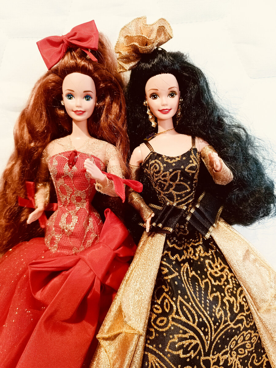 Здесь она на фото рядом с эффектной брюнеткой - Moonlight Magic Barbie, о которой будет рассказано потом