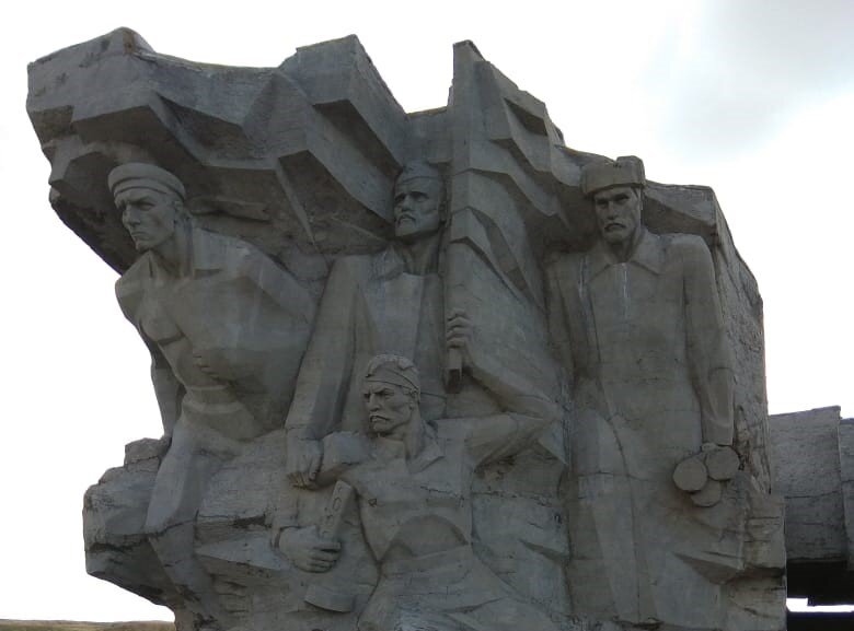 Мемориал у входа в музей (фото 04.08.2019г.)