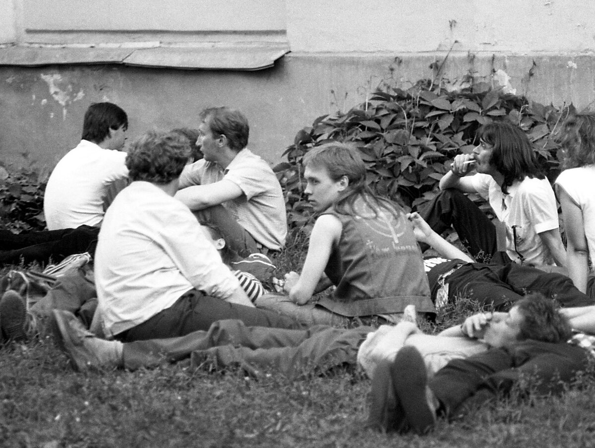 Алексей в ожидании начала концерта - в джинсовой жилетке ручной вышивки...