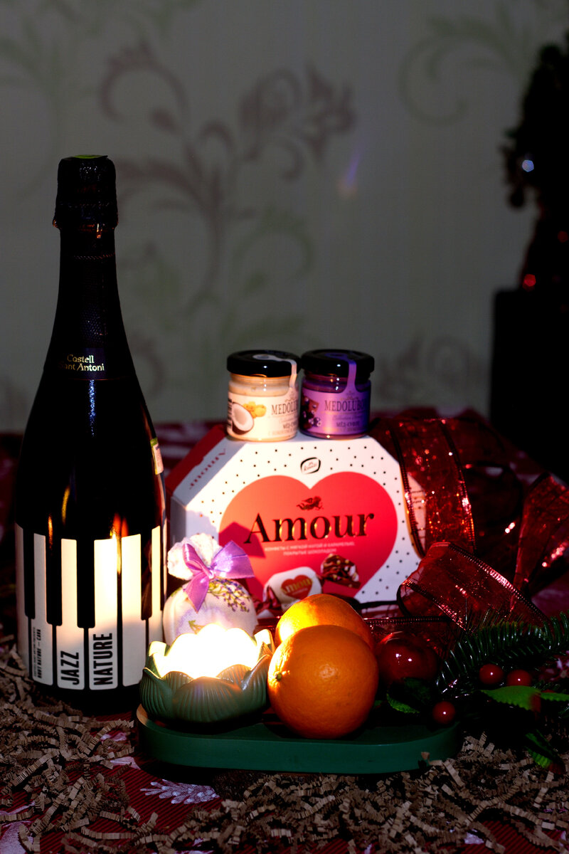 Свечка на гипсовой подставке, в цветке, ручная работа Альбины Исламовой. Фото Мирра Ви