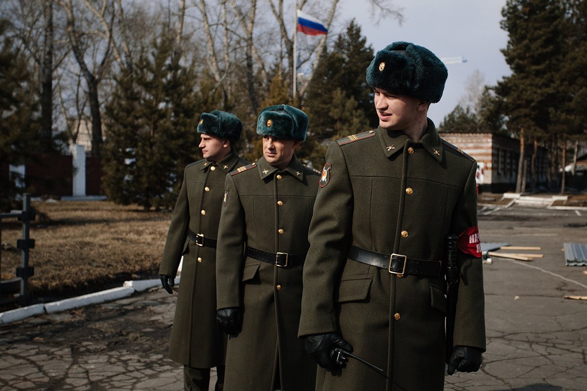 Брошенным офицером. Гарнизонный патруль курсанты. Военная комендатура патруль. Военная форма. Военный патруль потгороду.