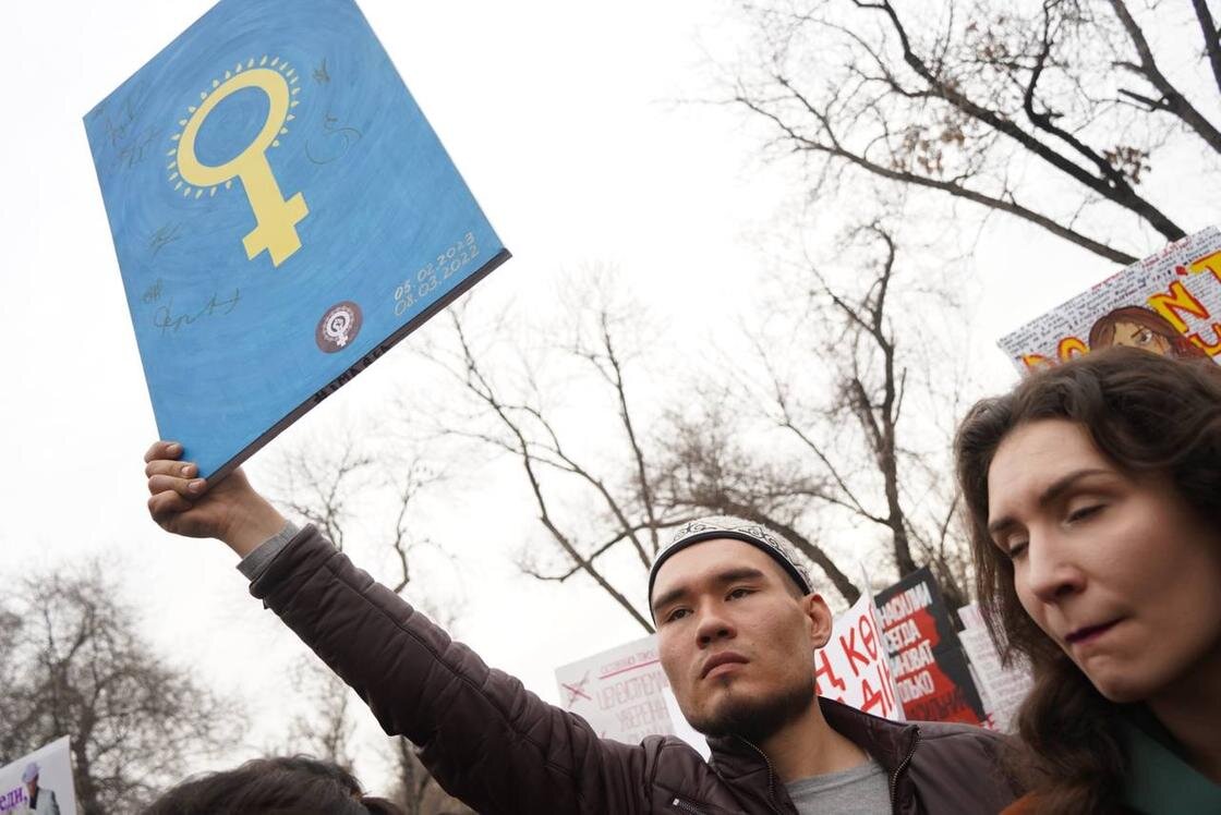 Заехал на митинг феминисток. Протесты феминисток. Феминизм митинг. Митинг фото. Митинг феминисток в Алматы.
