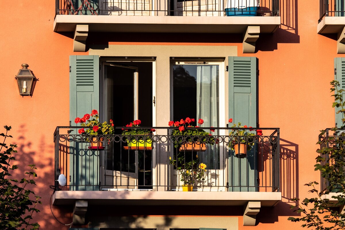     Что ни в коем случае нельзя хранить на балконе и почему