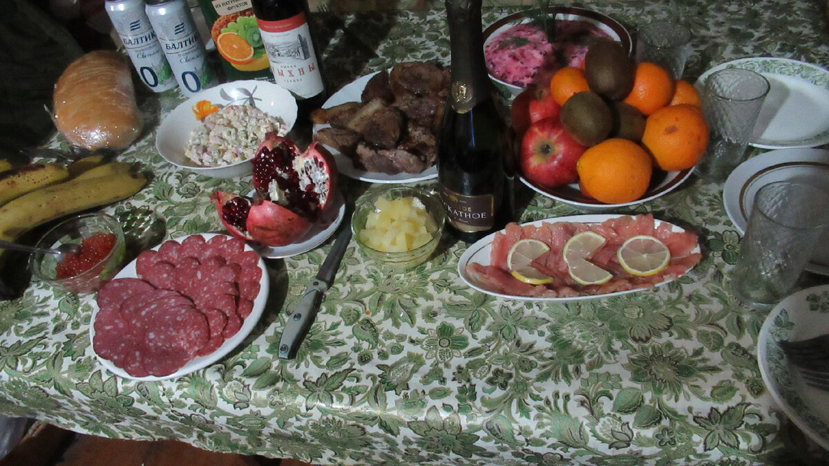 Мясо есть, икра есть, салаты, фрукты, шампанское тоже есть. Чего ещё надо...