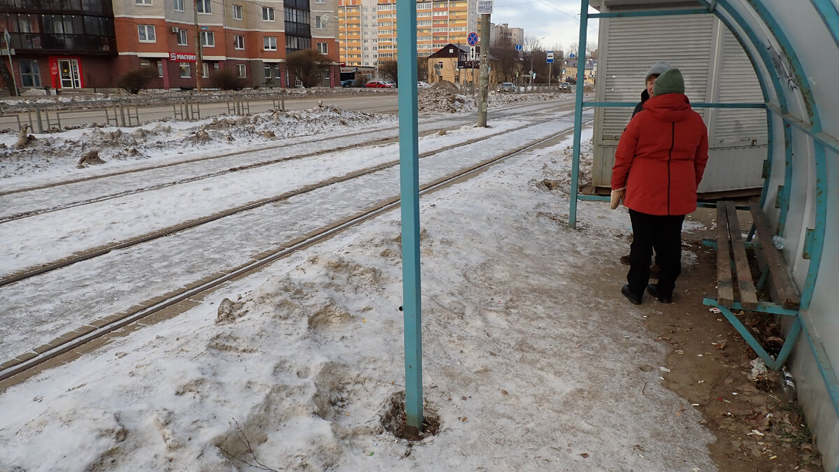 На трамвайной остановке.