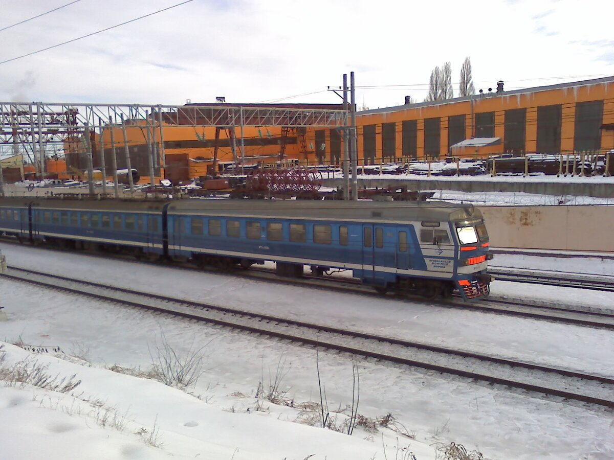 Ж.-д. перегон "Саратов-1-Пассажирский" — "Трофимовский-1". Электропоезд "ЭР9Т-690" заходит на ж.-д. станцию "Трофимовский-1". (Фото автора). 