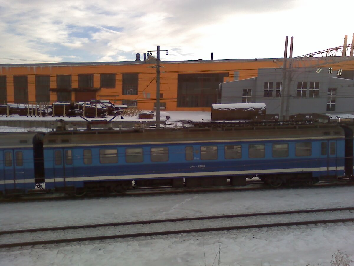 Ж.-д. перегон "Саратов-1-Пассажирский" — "Трофимовский-1". Электропоезд "ЭР9Т-690" заходит на ж.-д. станцию "Трофимовский-1". (Фото автора). 