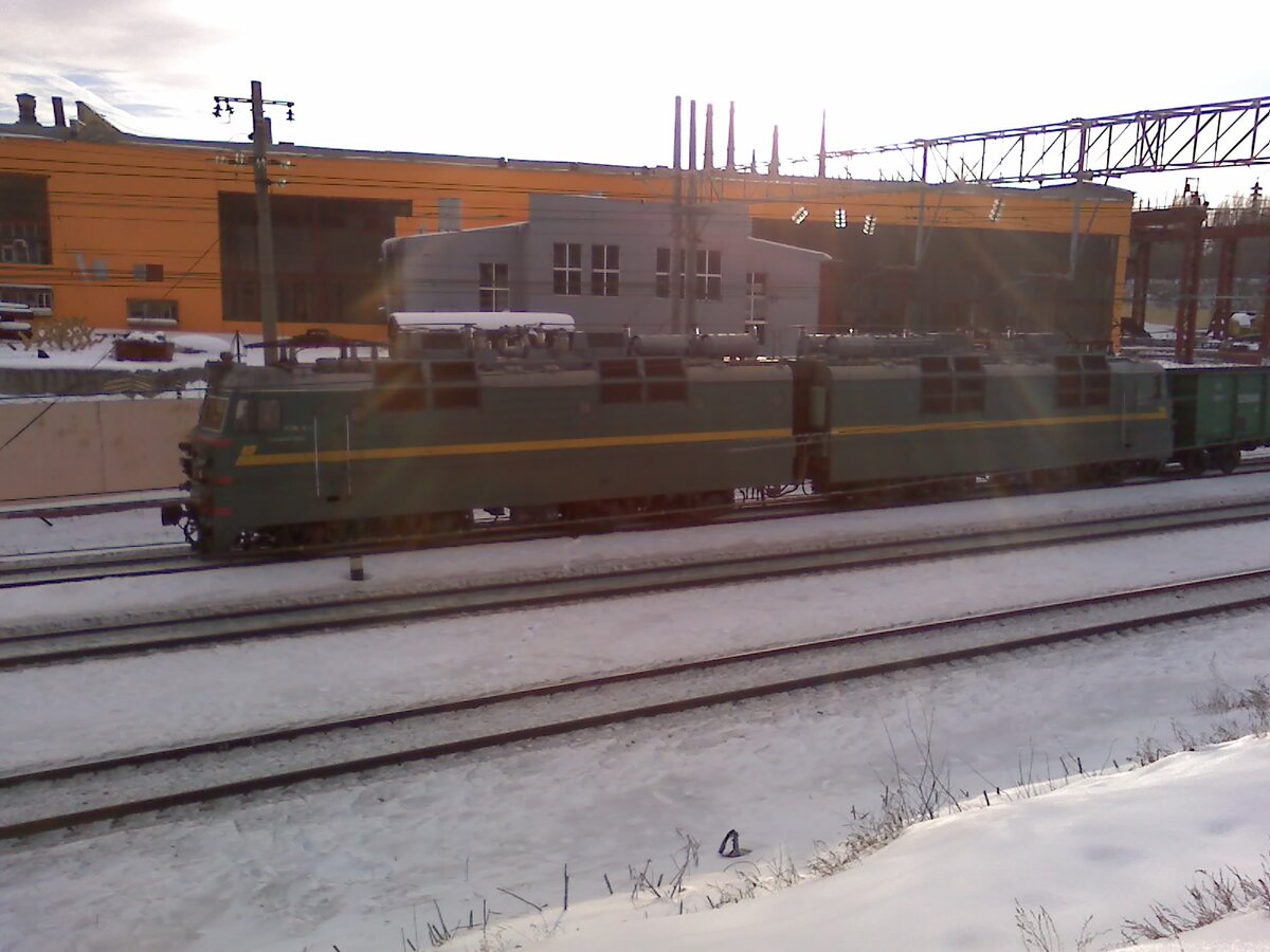 Ж.-д. перегон "Трофимовский-1" — "Саратов-1-Пассажирский". Электровоз "ВЛ80С-1752" с грузовым поездом выходит с ж.-д. станции "Трофимовский-1". (Фото автора). 