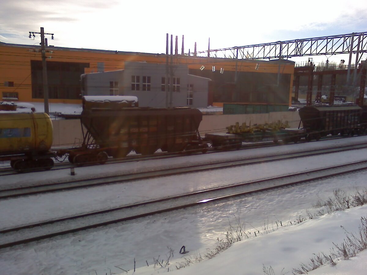 Грузовой поезд. Вагон-хоппер и вагон-платформа. (Фото автора).