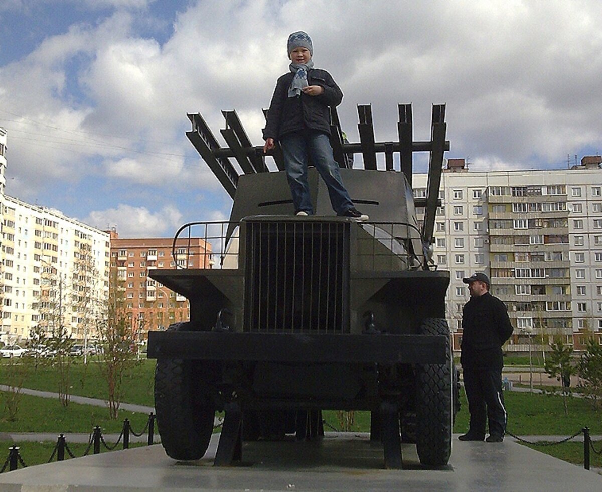 За изучением боевой техники...