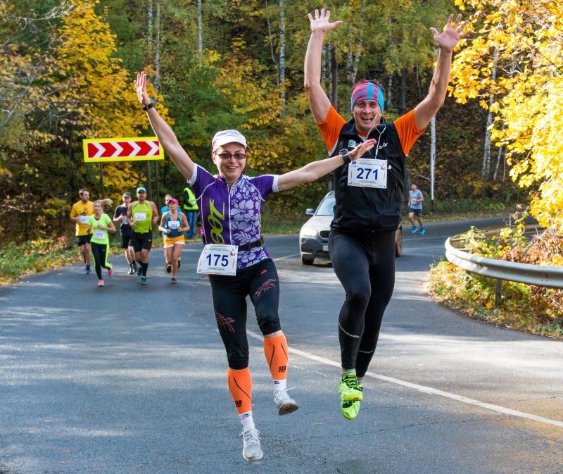 Показывают твои друзья вот такие фотографии со счастливыми улыбками, и ты начинаешь верить, что там больше счастья, чем на обычной пробежке, без организаторов и множества других бегущих. На фото автор на полумарафоне "Самарская Лука" в начале октября 2016-го года.