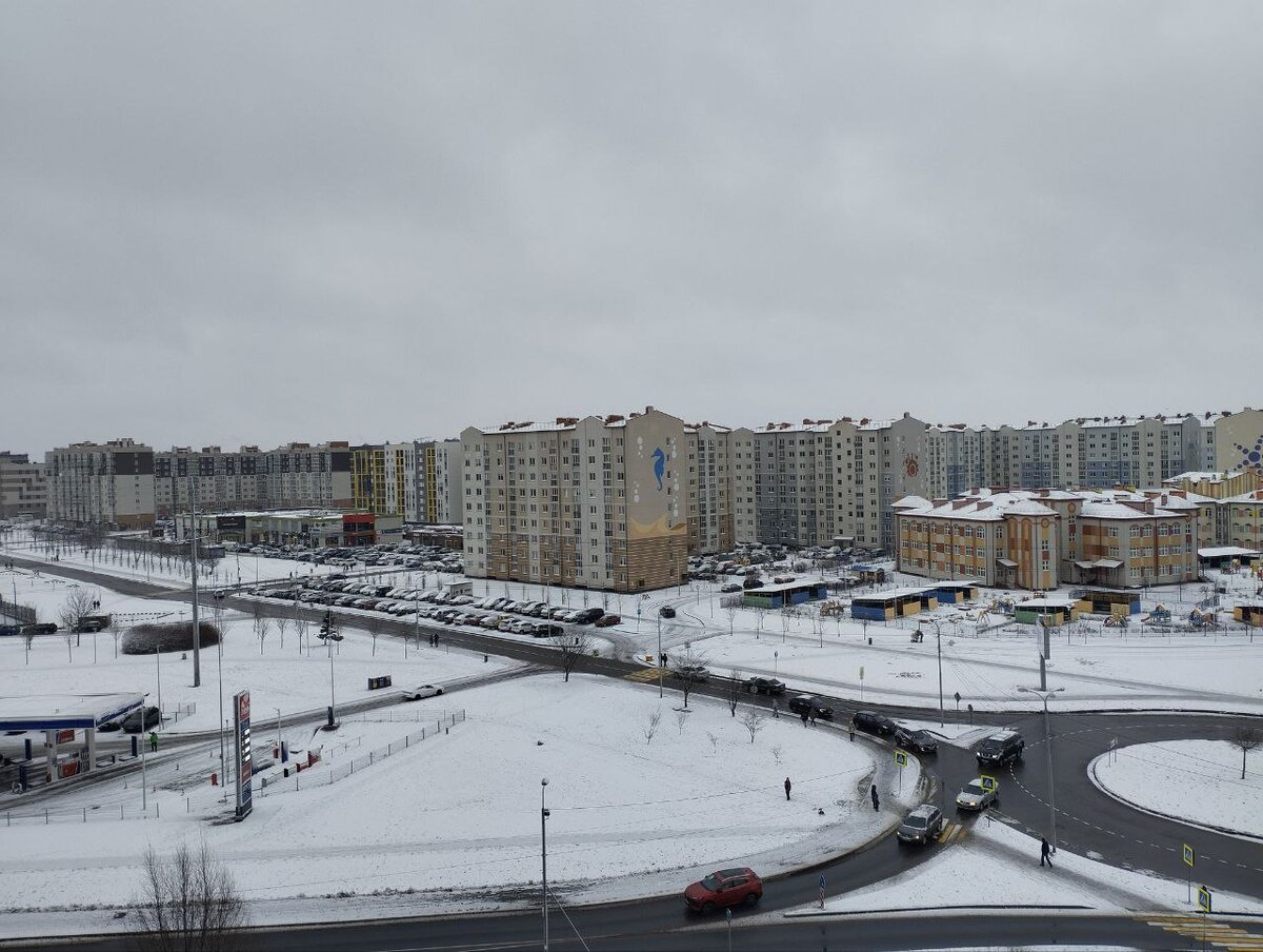 Утренний и хмурый город.