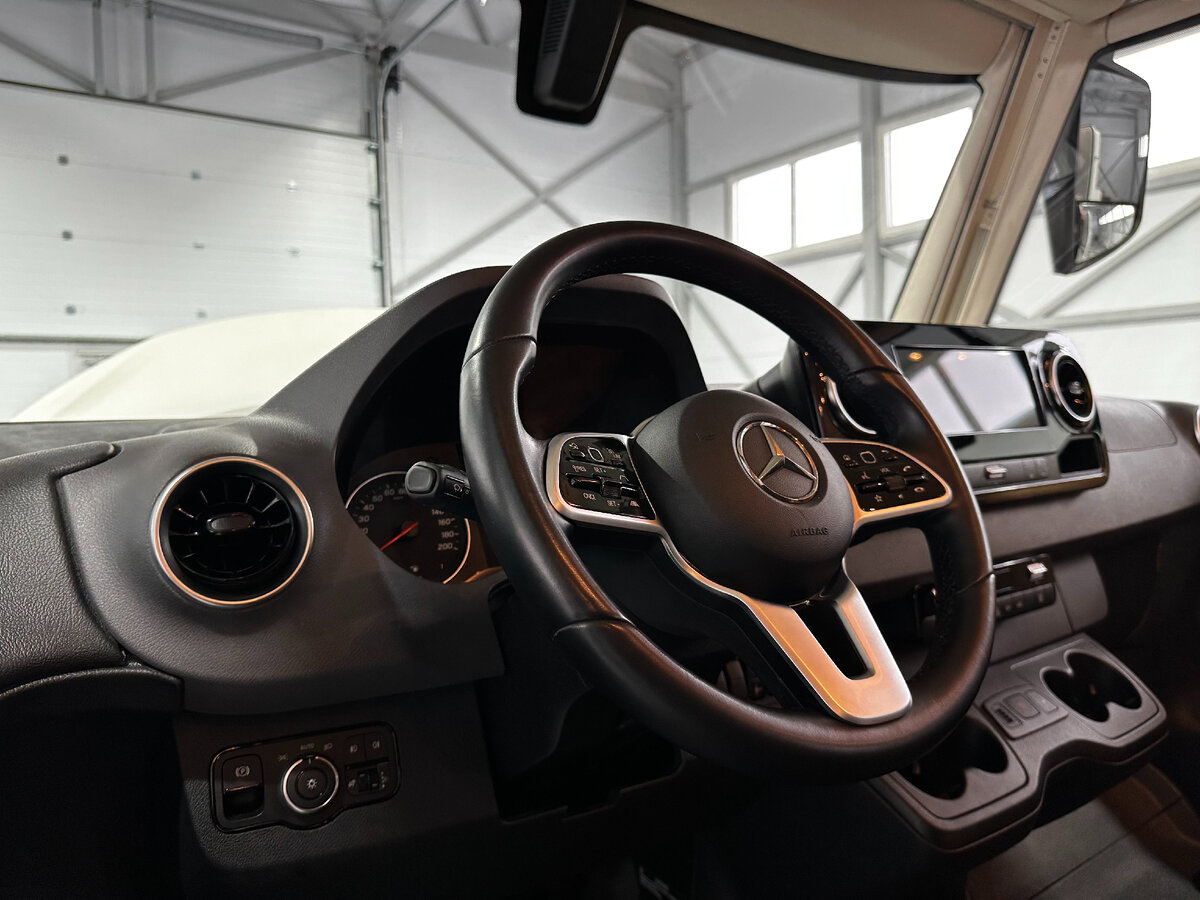 Мультимедийная система МВUХ, камера заднего вида и кожаный руль с кнопками управления