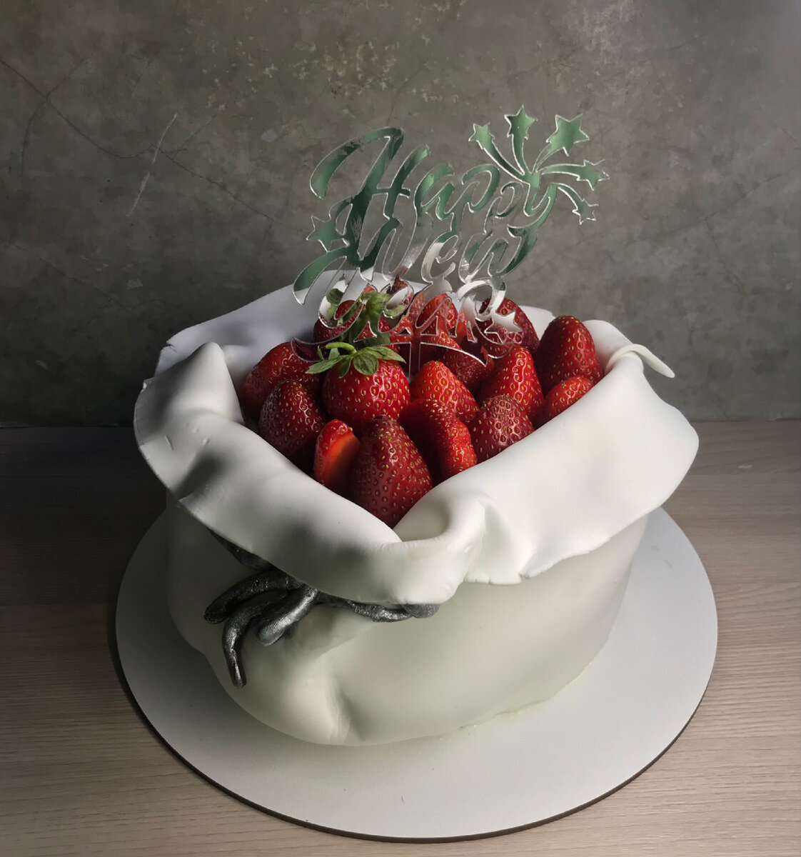 Добрый Дедушка Мороз нам Викторию принёс 🍓  (фото автора)