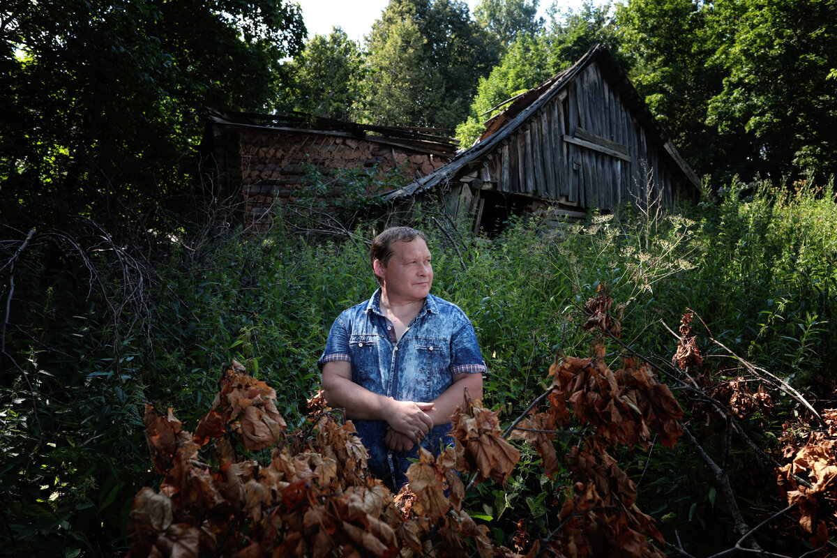 Наивный художник Сергей Леонов у дома своего отца Павла Леонова 14 июля 2021 г.