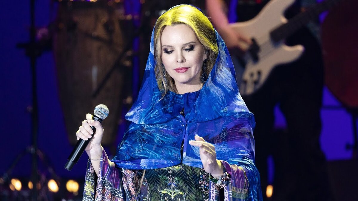 Заслуженная артистка России Варвара во время исполения песни "Летала да пела", в рамках её спектакля "Лён".