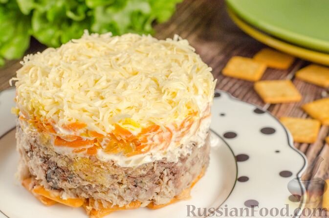 Запеченное филе рыбы с луком, морковью, сыром и заливкой в духовке