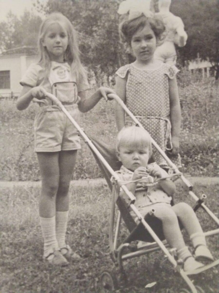 Это я в детстве. А в коляске всеми нами любимый мой брат Денис. А рядом, в платьице, моя подруга детства Танюшка. 