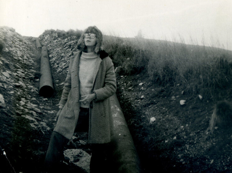     Наталья Новиченкова в начале раскопок: траншея газопровода, 1981 г.