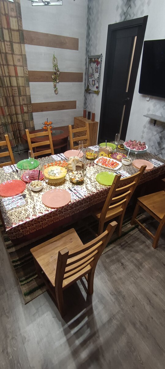 Здесь праздничный стол только начали накрывать