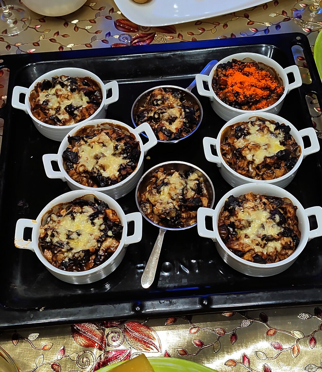 Одна порция не под сыром, а под панировочными сухарями - специально для внучки