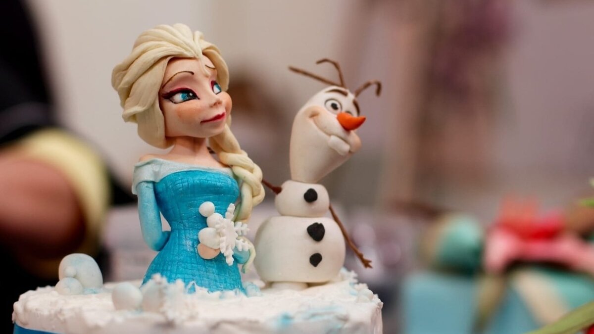     Новогодние каникулы — это время не только подарков, праздника и застолья, но и повод посмотреть всей семьей добрые рождественские мультфильмы. Какие полнометражные мультики точно поднимут новогоднее настроение и будут интересны и взрослым, и детям?