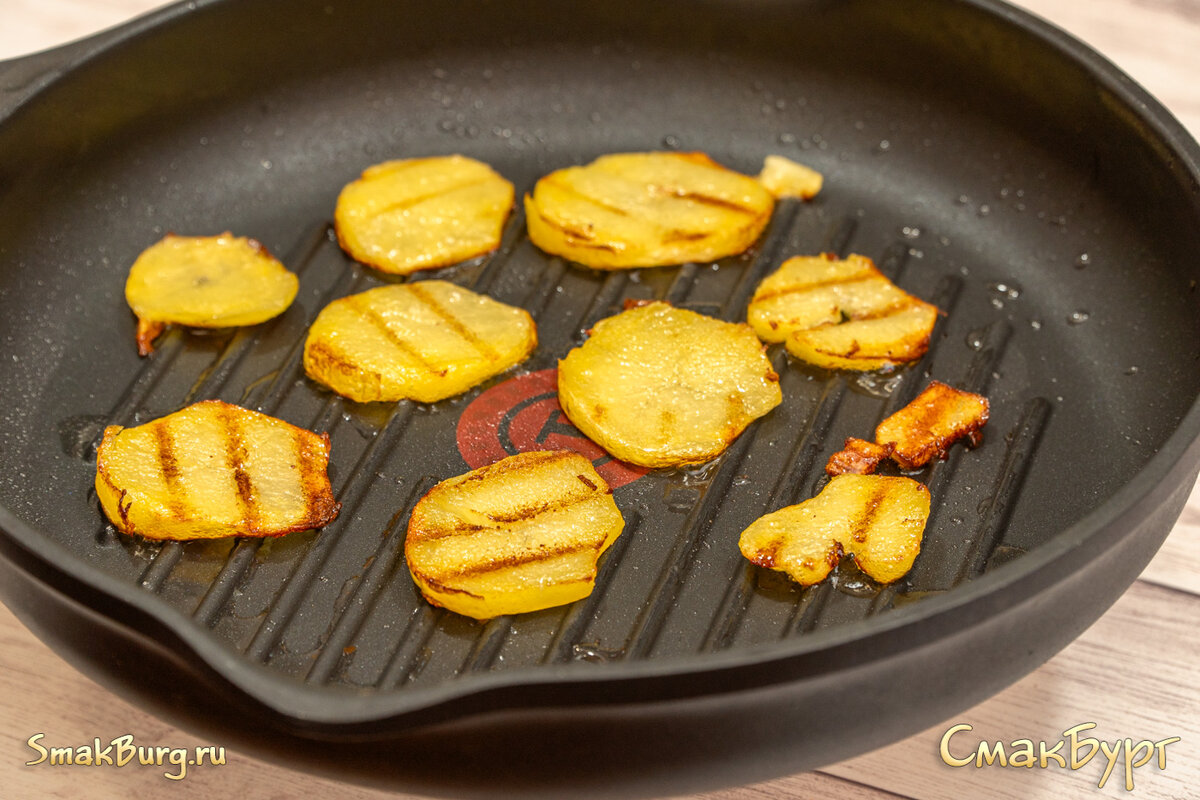 Обжарка ломтиков вареной картошки на сковороде-гриль