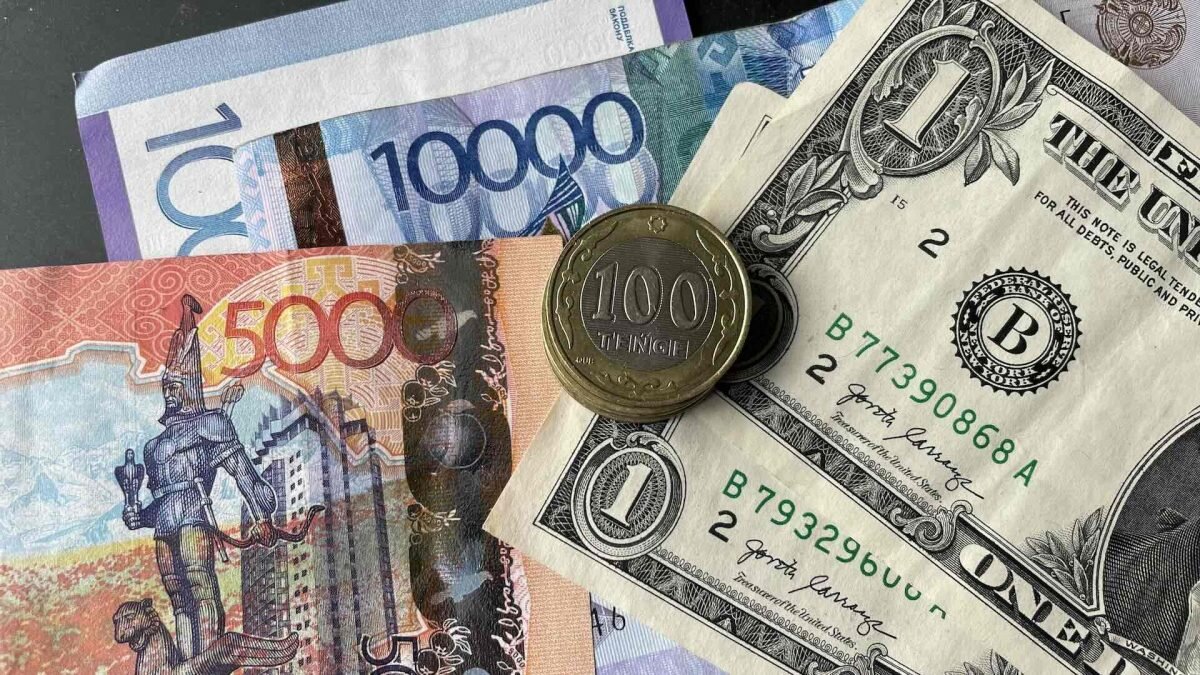 В Казахстане наблюдалось замедление годовой инфляции в декабре 2023 года, достигнув 9,8% в сравнении с 10,3% в ноябре того же года. За месяц, инфляция уменьшилась до 0,8% от 1% в предыдущем месяце.