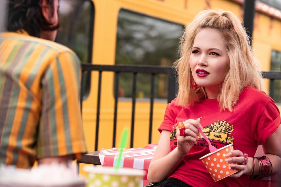 Молодой человек с соседнего столика в кафе отпустил такой комплимент: «Девушка, вы страшно красивая. К вам даже страшно подходить».