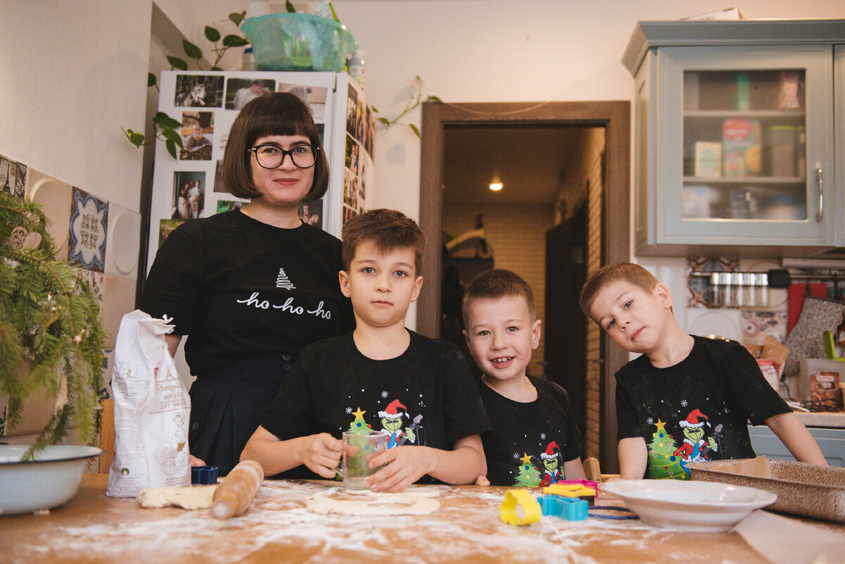 Одно из событий декабря - домашняя новогодняя семейная фотосессия! В этот раз готовили печенье с детьми