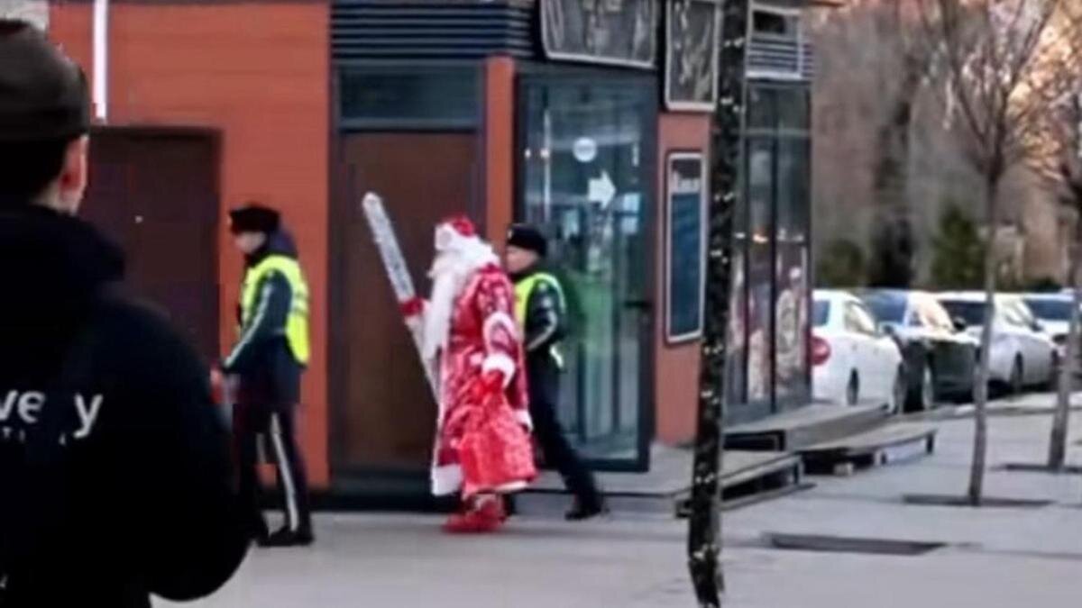    Задержание Деда Мороза:кадр из видео instagram/almatinec_life